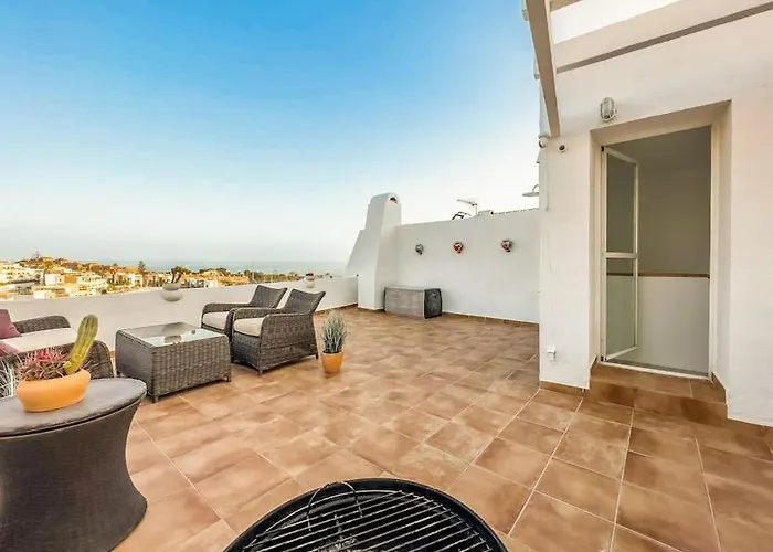 97-townhouse With Roof Terrace & Views, Marbella