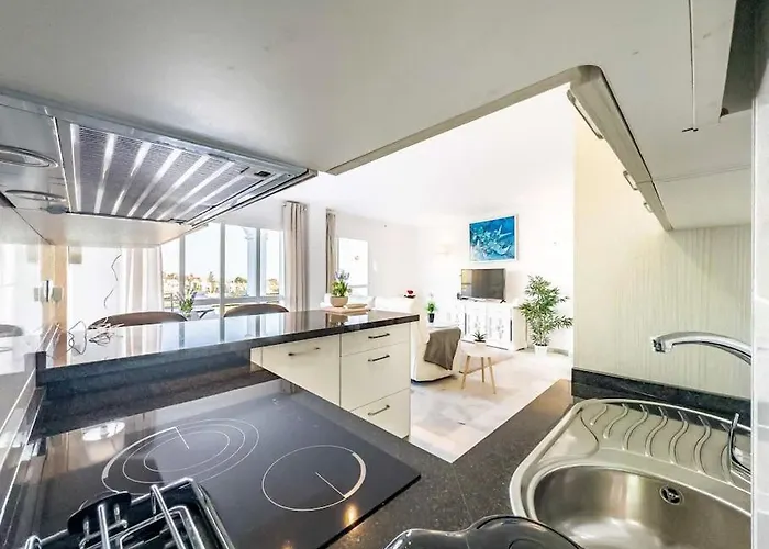 97-townhouse With Roof Terrace & Views, Marbella